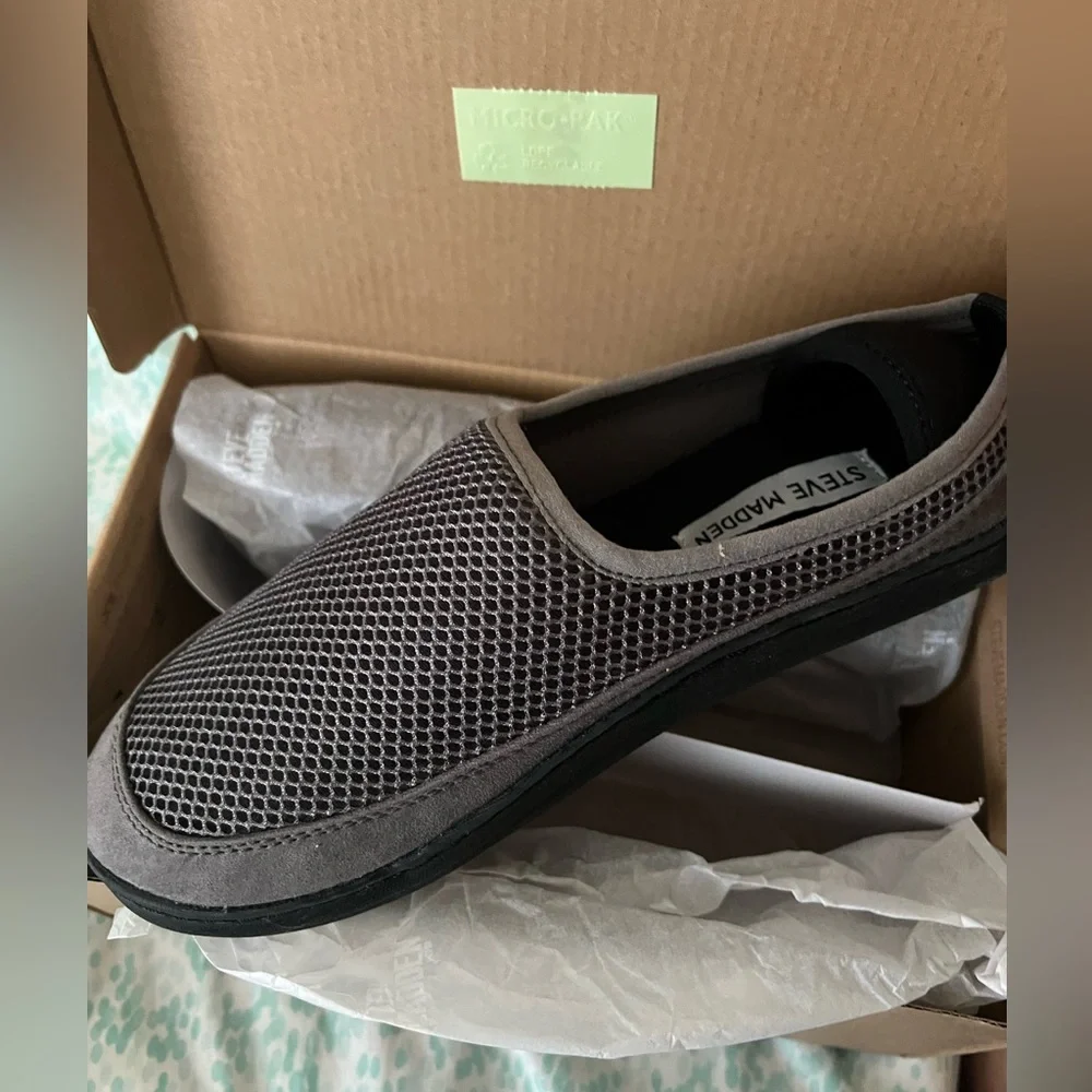 NWB Steve Madden kids water shoes SIZE XL